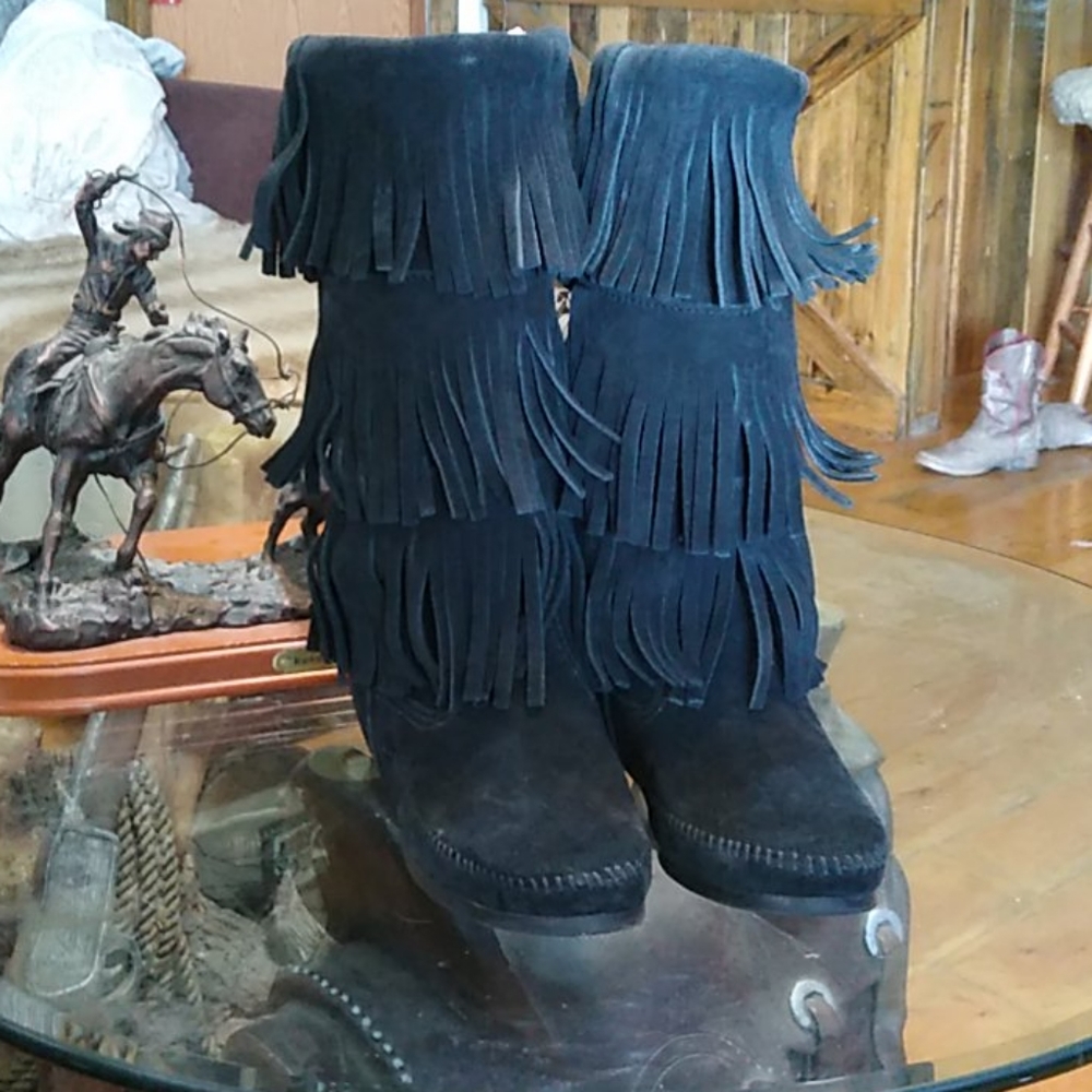 Minnetonka 3 tier black fringe boots